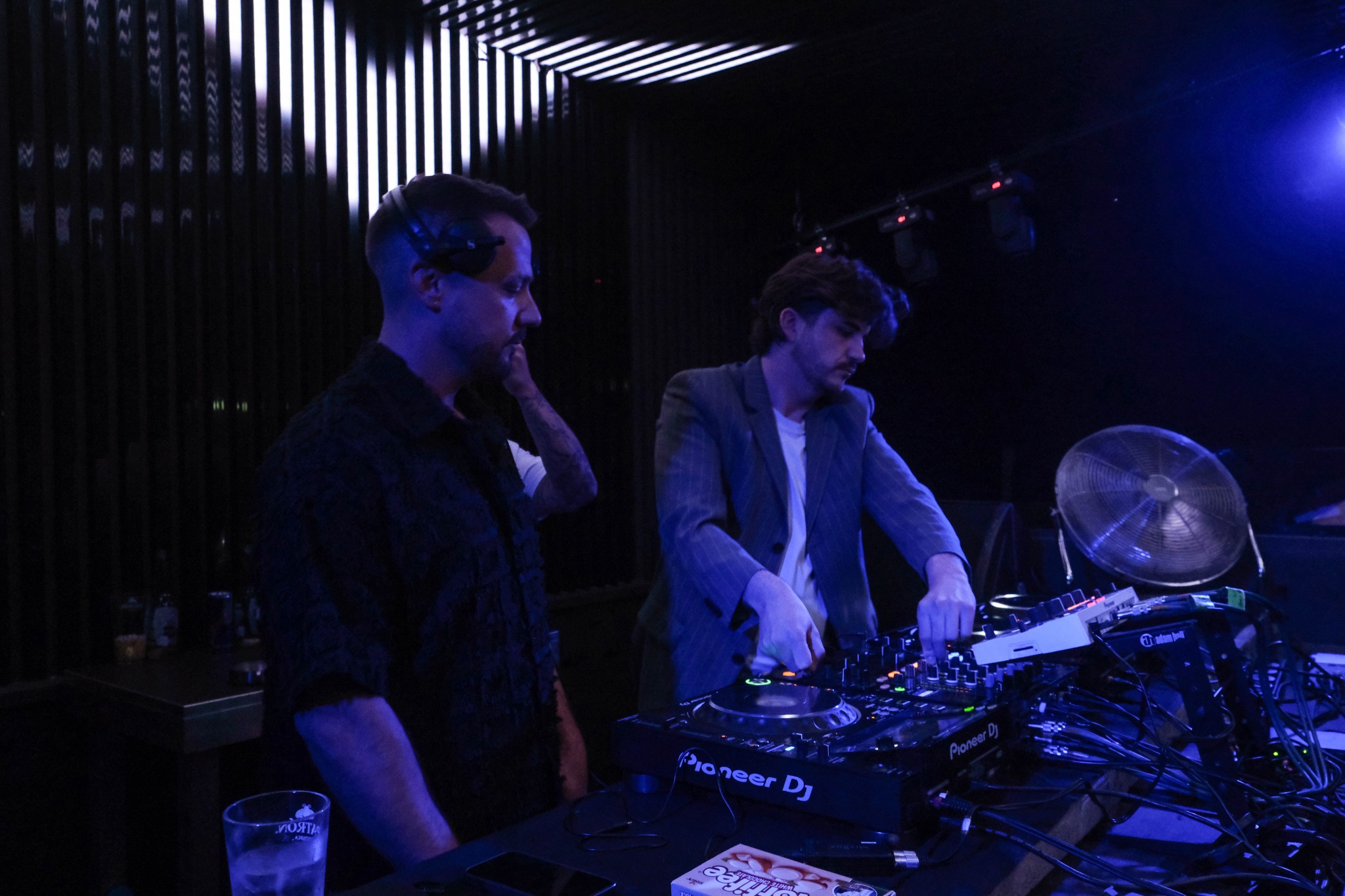 GIUCY konzentriert hinter den Decks
