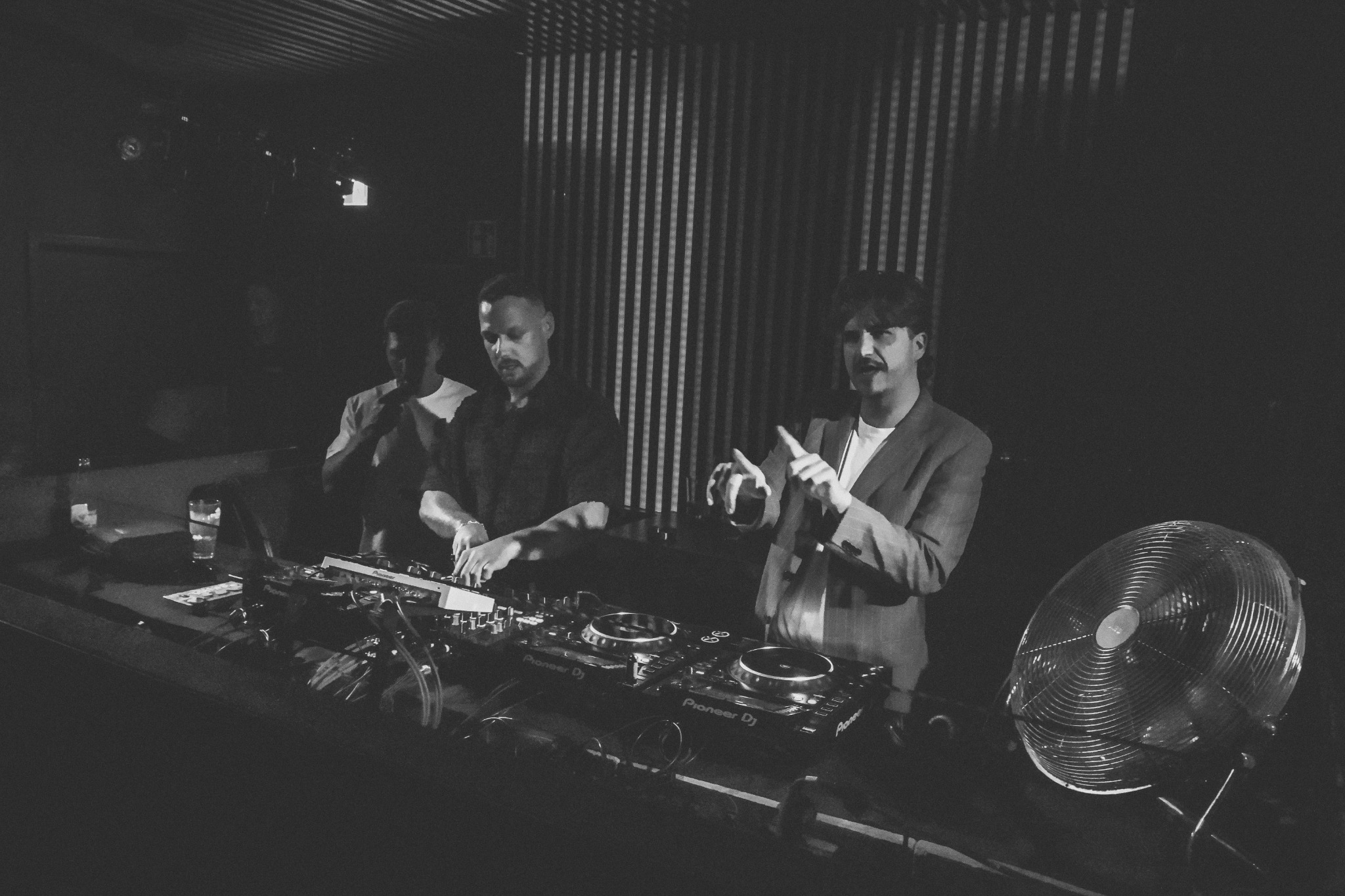 GIUCY und ein weiterer DJ in Schwarz-Weiß
