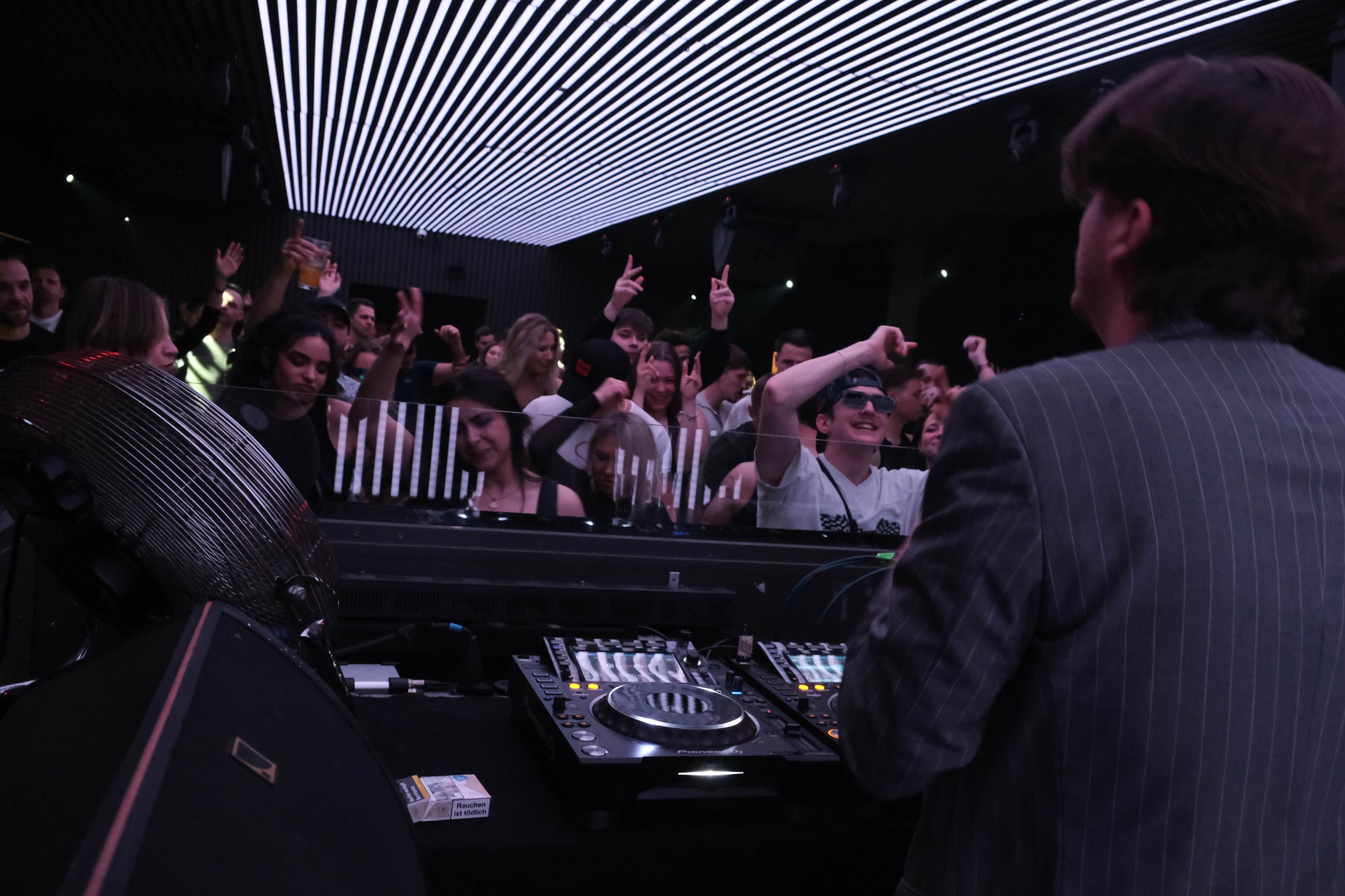 Blick vom DJ-Pult auf das tanzende Publikum