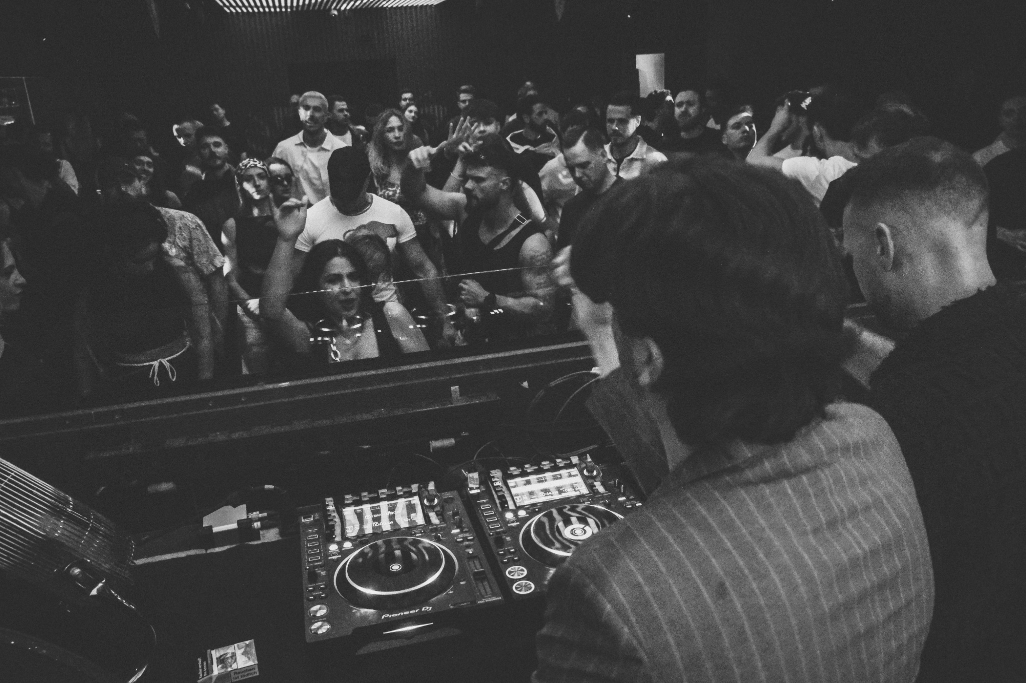 Clubpublikum aus der Perspektive des DJ-Pults